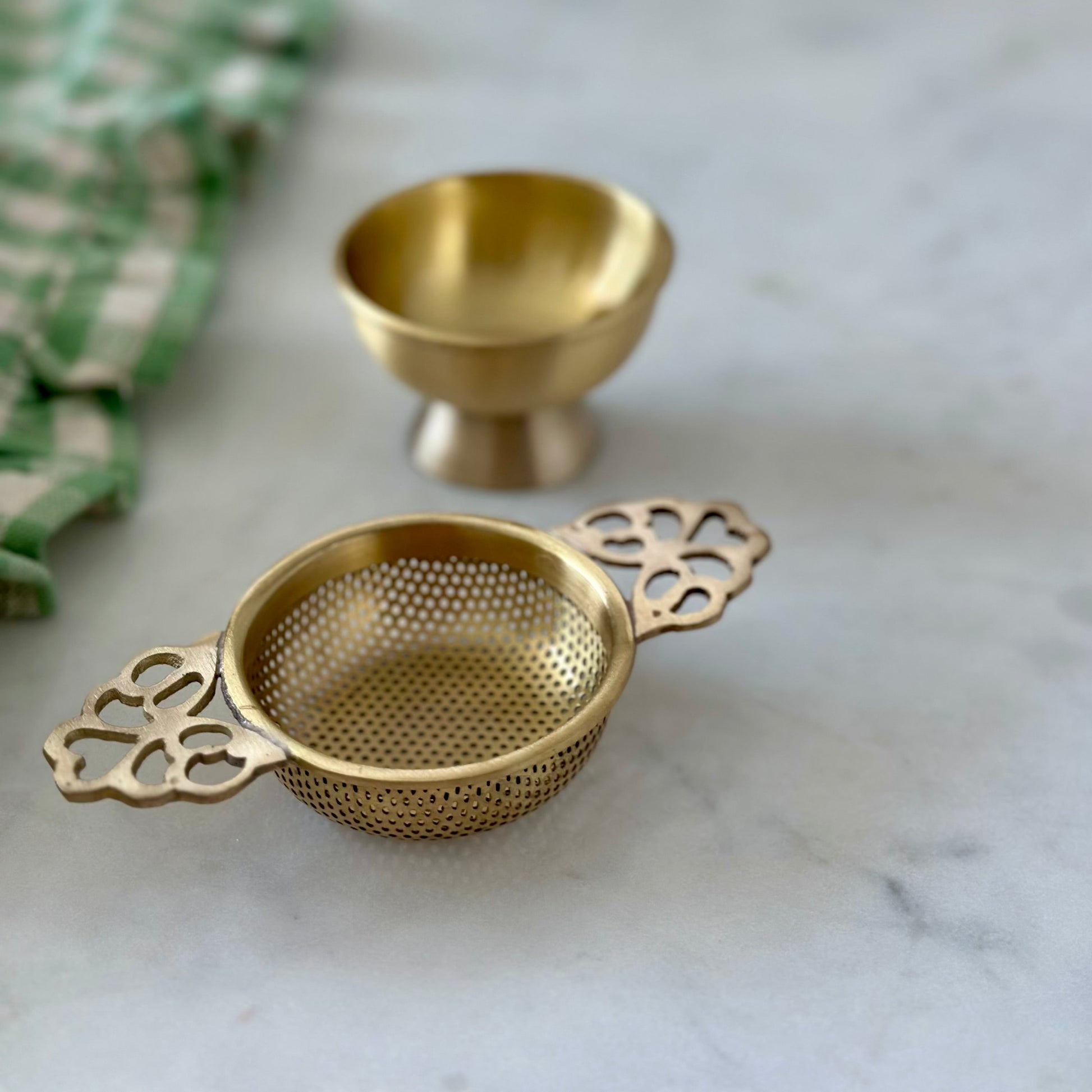 Compact brass chai strainer, handle-free design