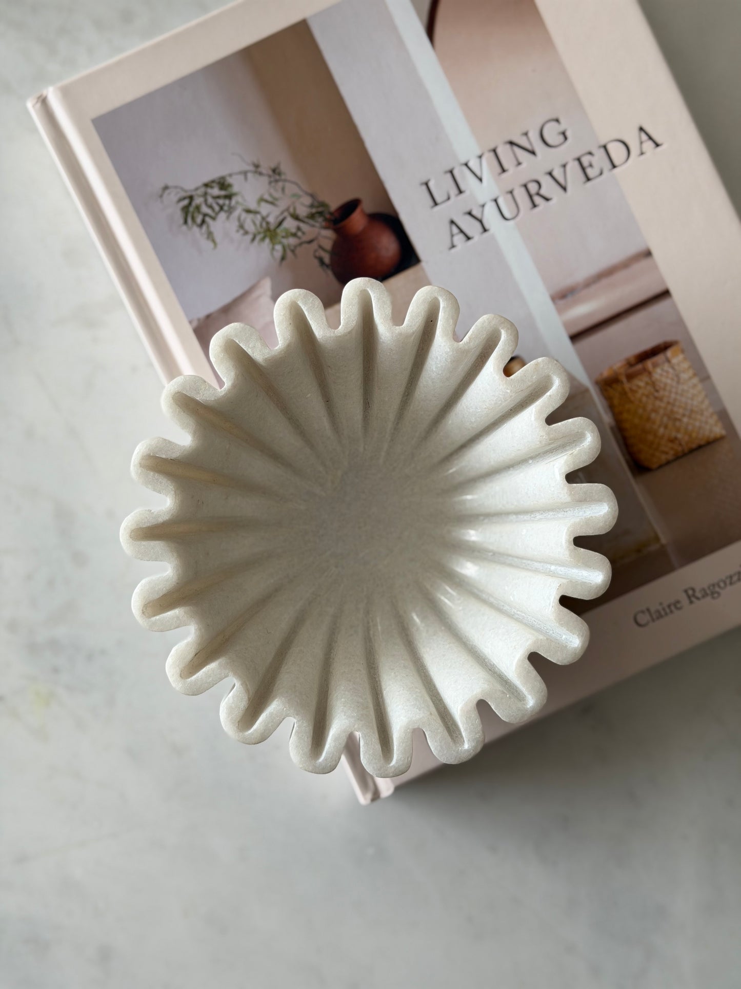 Marble Ruffled Urli